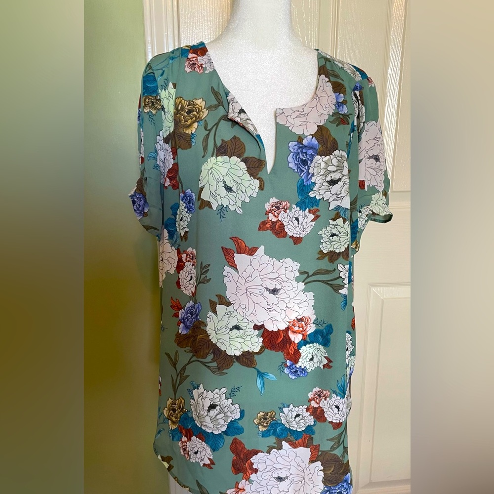 XL Ladies V neck cap sleeve blouse